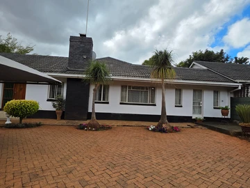 Spacious Vainona  Home with Pool & Borehole 